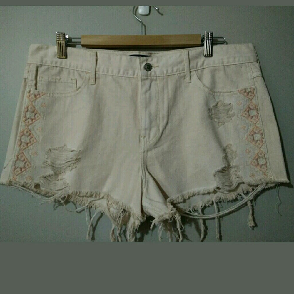 NWT HOLLISTER High Rise Shorts 15 32" Distressed